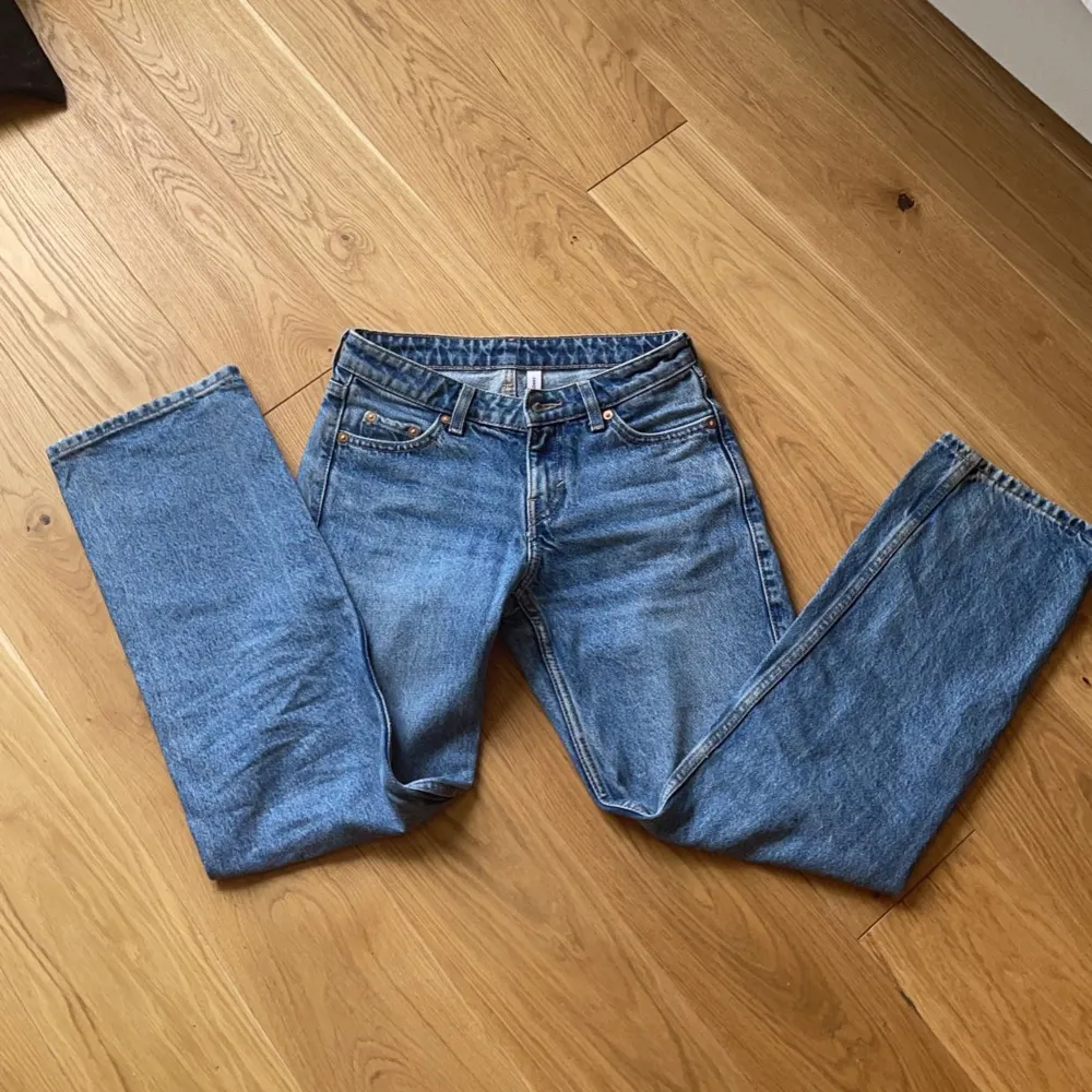 Köptes för 500kr säljs för 250kr. Använda sparsamt under några månader, fint skick. Passar en person som är ca 160 med storlek 32/34 💕. Jeans & Byxor.
