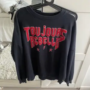 Colourful rebel sweatshirt, mycket sparsamt användt i stl M🫶🏽 Köpte för 600kr o säljer för 300kr
