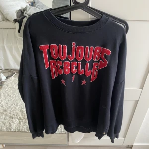 Colourful rebel sweatshirt - Colourful rebel sweatshirt, mycket sparsamt användt i stl M🫶🏽 Köpte för 600kr o säljer för 300kr