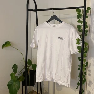 Wood Wood t-shirt - Säljer min t-shirt från Wood wood