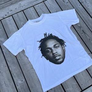 Kendrick Lamar, Polo G, Lil Tjay t-shirts tillgängliga i storlek S|M|L. Vår t-shirt är tillverkad av 100% bommulsmarerial. Betalning sker via antigen swish eller genom att enkelt lägga en beställning direkt på våran hemsida 2crazy.shop (Klarna ingår) 