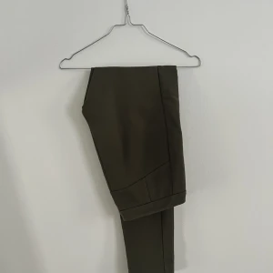 Tiger of Sweden byxor - Khaki gröna byxor från Tiger of Sweden som tyvärr inte använts tillräckligt. Sparsamt använda, inga skador eller fläckar!  