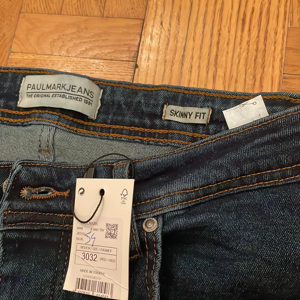 helt ny, aldrig använt Kan mötas i sthlm elr fraktas men då står köparen för frakten. Jeans & Byxor.