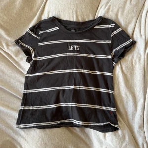 Levis tshirt - Randig Levis tshirt som inte kommer till användning 💕