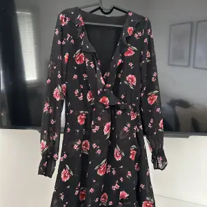 Superfin klänning från H&M, storlek 36 men klippt bort lappen tyvärr. Säljer då den blivit för liten. Klänningen har en knapp vid bröstet för att få en mindre öppning, se bild 3!  
