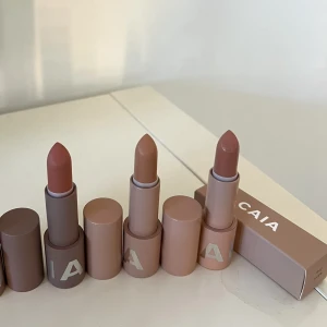 caia läppstift  - SÅLD 🚨splendour adore you - testad - SÅLD 🚨80kr (+frakt)  splendour 90’s vibe - swatchad - 99kr (+frakt)  super matte candy rush - swatchad - 99kr (+frakt) 🩷