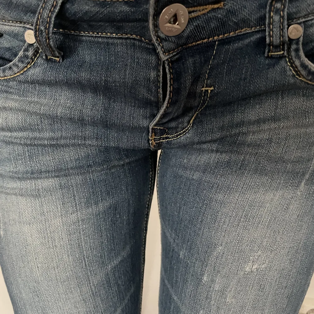 Såå snygga lågmidjade bootcut jeans! Så perfekta för sommaren! Inga defekter . Jeans & Byxor.