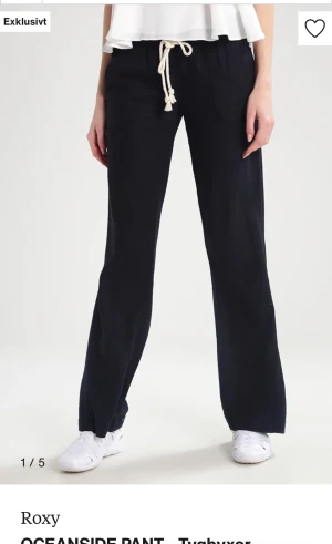 Svarta Roxy linnebyxor  - Säljer dessa svarta Roxy linnebyxor pga att de inte kommer till användning. Fint skick då dem bara är använda ca 4-5 gånger. första bilden är inte min utan bara sista 💕köp dirket för 399kr eller buda! 