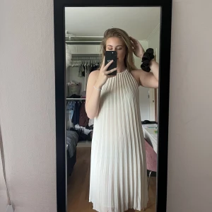 Klänning H&M - Plisserad klänning från H&M!🌸 Använd endast en gång!