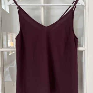 Linne från Cubus  - Säljer ett vin rött linne som är v-skuren och detaljer på ryggen💜Pris kan diskuteras. Alla kläder kommer självklart tvättas en extra gång innan leverans📦