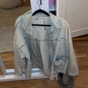 Jeans jacka Zara  - Väldigt fin jeansjacka från zara i storlek L, lite oversize på mig som är en S. Jättefin nu till våren och sommar😍