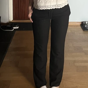 Lågmidjade kostymbyxor  - Dessa super fina kostymbyxor från dressman, lågmidjade och verkligen jätte snygga till allt💕 tyvärr snäppet små.. för referens är jag 166