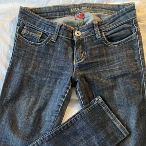 Lowrise miss sixty jeans - Kommer sätta budgivning på dess från 50kr eftersom gylfen är trasig. Dock syns det inte så mycket när byxorna väl är på eftersom flärpen täcker gylfen❣️