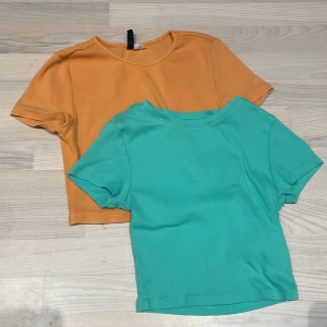 Sommartröjor - 2 fina sommartröjor med båda ribbat material. Den gröna är i storlek Xs och den oranga i storlek S. Men båda funkar lika bra till båda storlekarna 💓 Pris kan diskuteras 💓