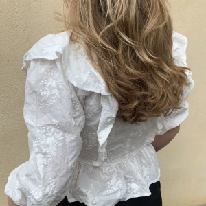 Blus  - Jättesöt blus som man knyter, från bikbok. Perfekt till sommaren och våren 🫶