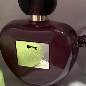 Säljer en oanvänd parfym. Doftar mycket gott, men har andra favoriter så denna har inte kommit till användning, hoppas den kan komma till användning hos någon annan 😊 Antonio Banderas ”Her secret temptation” 