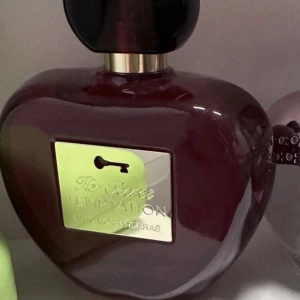 Parfym - Säljer en oanvänd parfym. Doftar mycket gott, men har andra favoriter så denna har inte kommit till användning, hoppas den kan komma till användning hos någon annan 😊 Antonio Banderas ”Her secret temptation” 