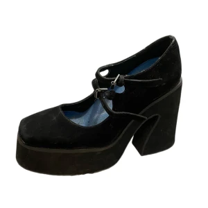 Mary Janes  - Mary Janes med platå. På ena skon är spännet lite krångligt. Sparsamt använda. 