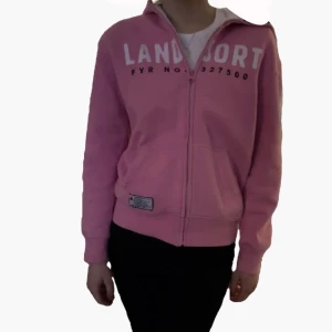 Rosa zip up - Rosa zip up med randigt i luvan och logan på framsidan och vänster arm , passar xs/s💓 läs min policy (finns på likade inlägg) innan du skriver, du kommer antagligen få svar på din fråga där 💓
