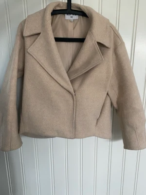 Vårjacka  - Beige vårjacka från NAKD. Stl 32 men stor i stl jag kan ha den, 167 cm. Köparen står för frakten.