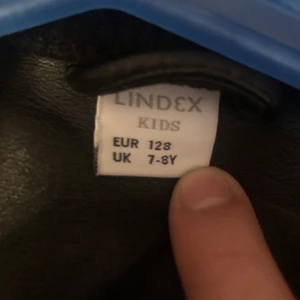 Svart Skinn jacka - En svart skinnjacka i bra skick. EUR 128 UK 7-8 år Till barn