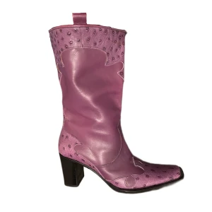 Cowboy boots - Inte säker på att jag vill sälja dessa! Supersnygga !vintage! cowboyboots i lila läder. De har Såå fina mönster och klacken är ca 5cm. De är rätt smala i foten så rekommenderar dem till någon med mindre fötter. 