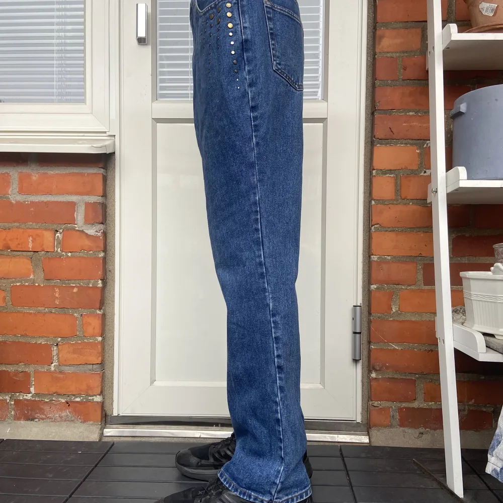Feta baggy jeans i perfekt skick! Detaljer på byxorna, som man ser på bilden. Modellen är 182cm. Möts i Malmö och tar Swish. Står ej för frakt eller postens slarv!. Jeans & Byxor.