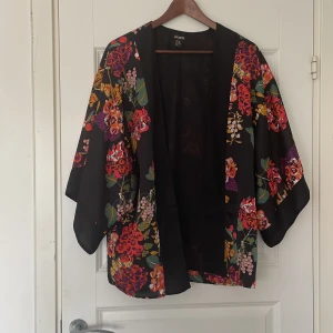 Kimono kort - Från HM Conscious Collection. Stor i storleken