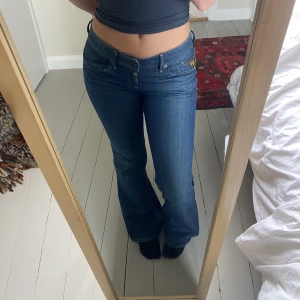 G-Star Jeans - Blåa vintage g-star jenas, storlek 27/32💕 sitter snyggt lågmidjat och går även att justera i midjan🙏🏽