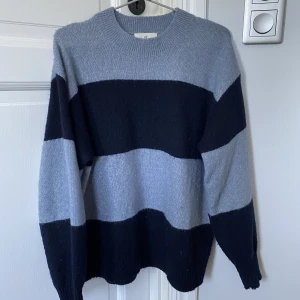 Randig stickad  - Najs stickad tröja från Hm, perfekt till sommaren till ett par shorts😝