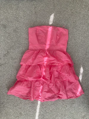 Rosa vila klänning  - En super söt vila klänning som aldrig har används💕Säljes pågrund av att den är lite för kort på mig, är 173 cm. Passar perfekt till sommaren💕💕Skriv gärna om du har några funderingar eller frågor!!!