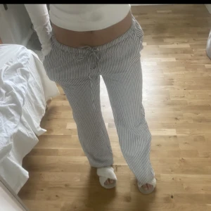 Linnebyxor - Säljer dessa jätte populära linnebyxor ifrån hm som är helt slutsålda .Dom är aldrig andvända för köpte dom nydligen och vill inte ha längre.I st xs och är långa på mig som är 1,63💗köparen står för frakten🫶