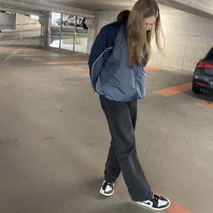 Jacka  - Snygg vintage Nike jacka köpt på beyond retro. Den är i storlek L men skulle säga att den passar S-L. Skriv bud privat! Den som budar högst vinner!