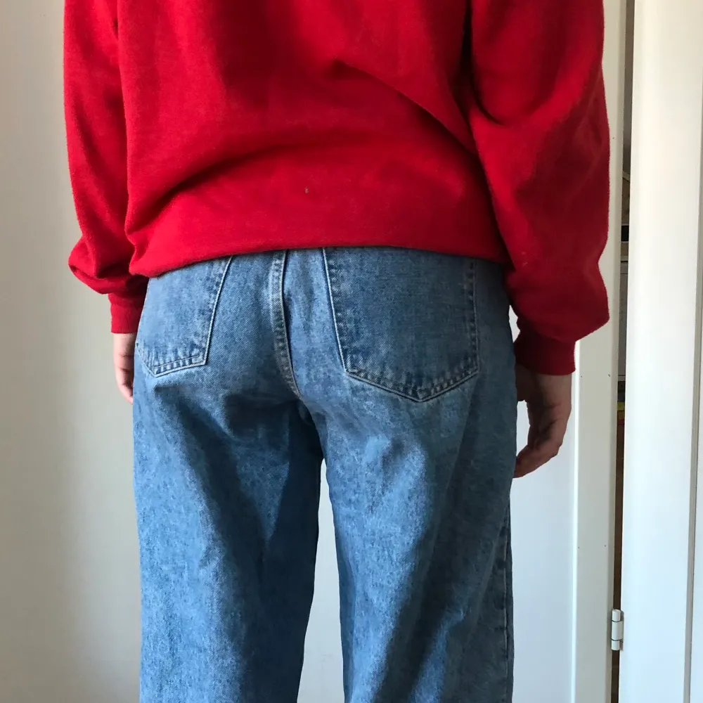 Skön röd sweatshirt köpt secondhand. Storlek XL men sitter mer som en L. (Tryck på bilden för bättre bild). Tröjor & Koftor.