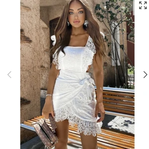 Studentklänning - Studentklänning från Dennis Maglic, ”piaf dress”. Köpt av en annan användare på Plick som använt den en gång på sin student, tyvärr för liten för mig men ser ut som ny. Original pris på hemsida 1499:-, köpt för 1000:-.Super smickrande, perfekt för student