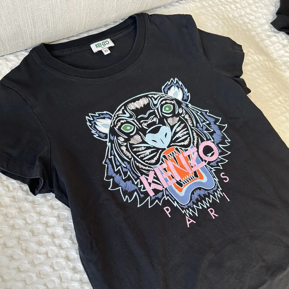 Säljer min kenzo t-shirt i bra kvalitet. Storlek XS, passar även XXS. Nypris 1000kr. T-shirts.