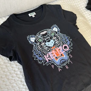 Kenzo t-shirt - Säljer min kenzo t-shirt i bra kvalitet. Storlek XS, passar även XXS. Nypris 1000kr