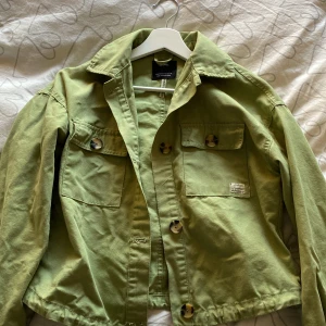 Grön jacka  - Snygg ljus grön vårjacka från Bershka i storlek xs. 