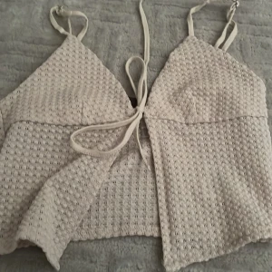 Y2k topp - Toppen knyts framtill och banden kan justeras. Den har använts 1 gång och är tvättad. Toppen är beige och kommer ifrån hm (märket divided).