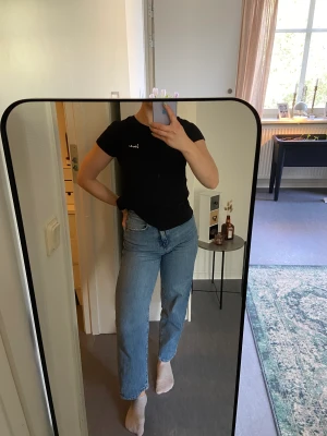 Mjuk tisha - Helt vanlig mjuk T-shirt med litet tryck framtill (love). I superfint skick!🌸