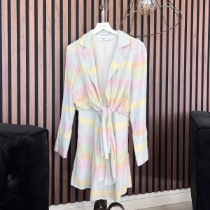 Lojsan x NA-KD klänning  - Helt oanvänd. Superfin men har inte kommit till användning 