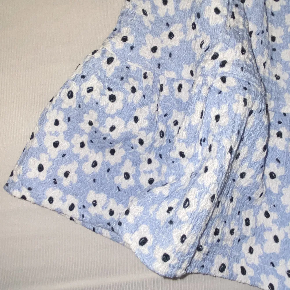 En gullig baby blå och blommig kjol. Aldrig använd endast testad, i nyskick och ny. I storlek 150, men passar mig som är en S.  (Kjolen är VÄLDIG stretchig) . Kjolar.
