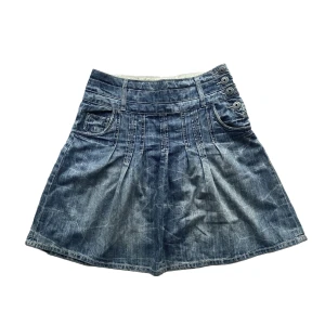 Kjol - Lågmidjad cool kjol som är köpt second hand. Har inga defekter! Säljer då den inte kommer till användning💕