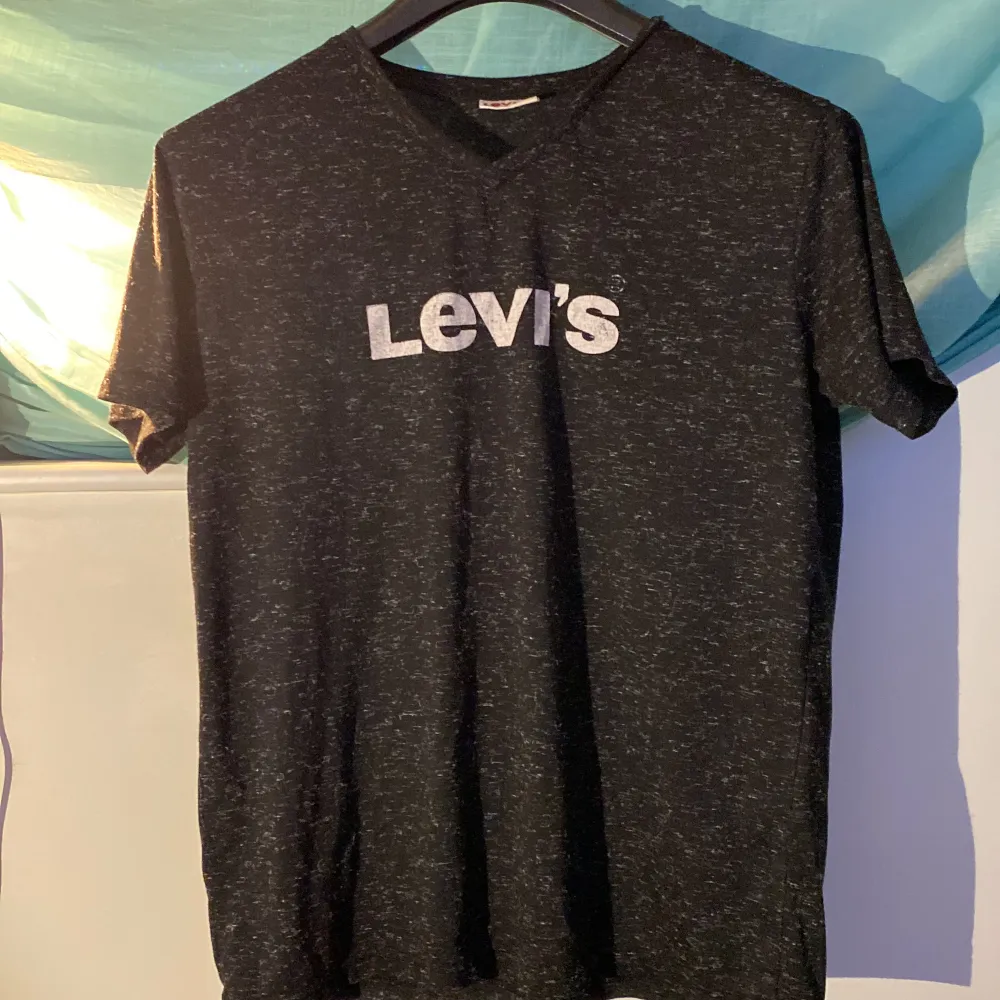 Säljer en Levis t-shirt. Det står att den är large men den är perfekt med storlek s/m. T-shirts.
