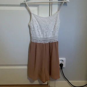 Klänning - Klänning med shorts, jättesöt man ser dock inte riktigt färgen på nederdelen. Köpt för 230kr. Köparen står för frakten och skriv för fler bilder eller frågor ❤️