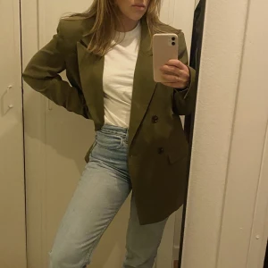 Olivgrön oversize kavaj - Väldigt oversize kavaj, funkar även som kort klänning med cykelbyxor under. 