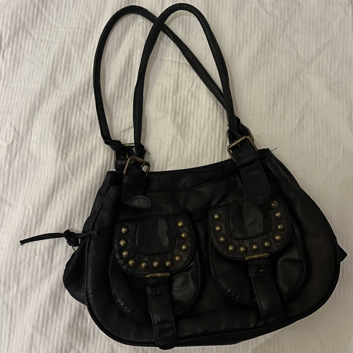 svart väska m nitar