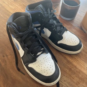 Jordans  - Jordans i bra skick och varsamt använda. Innan de skickas blir de såklart tvättade och rena som nya! Stl 38 