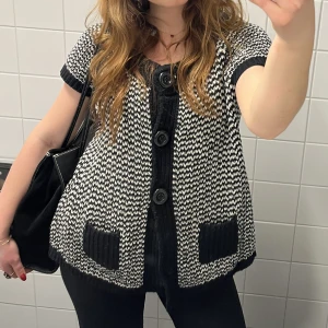 Jättefin stickad tröja!!!  - Säljer denna jättefina kofta som passar perfekt nu till våren!! 💕