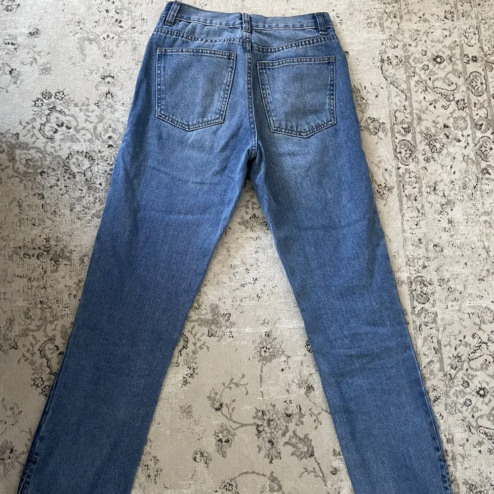 Blåa jeans med slits från Asos strl S. Men skulle säga att de sitter mer som XS/S. Använda fåtal gånger💖. Jeans & Byxor.